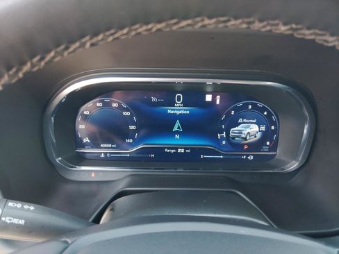 Used 2024 Chevrolet Suburban LT w/ Luxury Package image 16