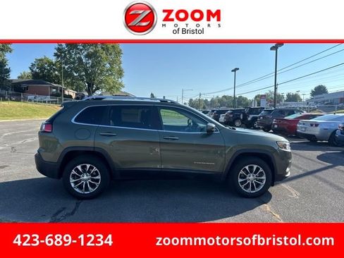 Used 2019 Jeep Cherokee Latitude Plus w/ Cold Weather Group AWD/4WD image 1