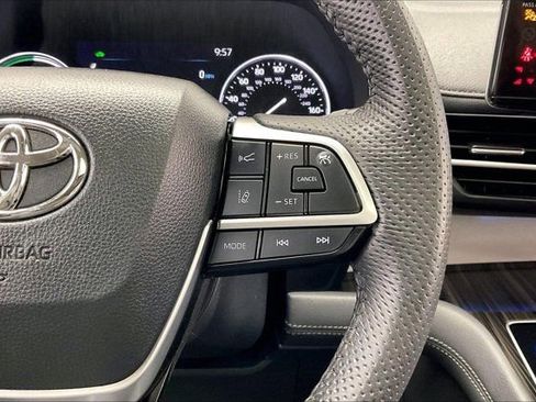 Used 2024 Toyota Sienna Limited image 22