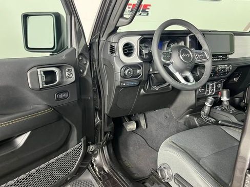 Used 2025 Jeep Wrangler Unlimited Sahara image 21