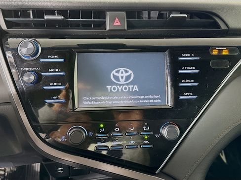 Used 2018 Toyota Camry L image 18