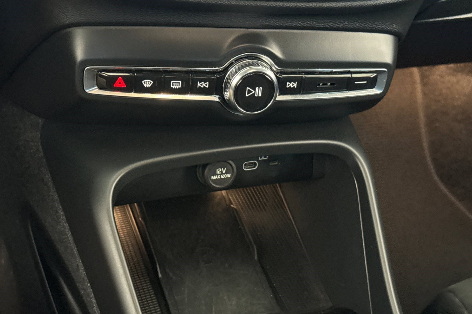 Used 2023 Volvo C40 P8 Recharge Plus AWD/4WD image 18