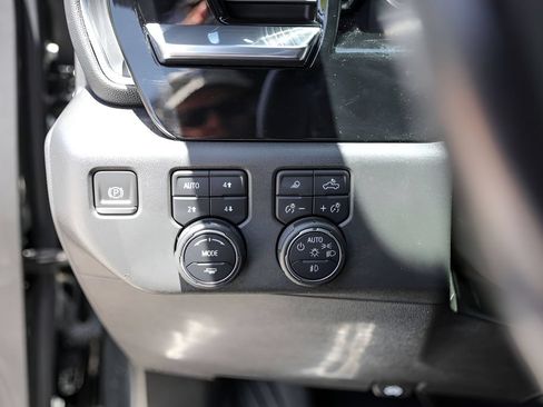 Used 2022 Chevrolet Silverado 1500 LTZ AWD/4WD image 18