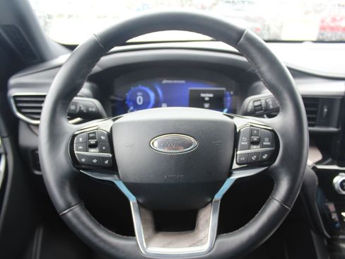 Used 2023 Ford Explorer Platinum w/ Premium Technology Package image 9