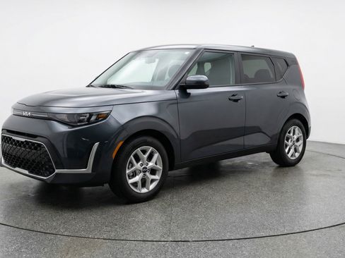 Used 2025 Kia Soul LX w/ LX Technology Package FWD image 3