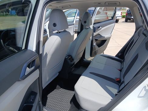 Certified 2024 Volkswagen Taos SE FWD image 17