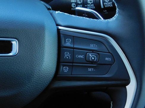 New 2025 Jeep Grand Cherokee L Laredo image 19