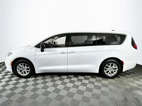 Used 2024 Chrysler Pacifica Touring-L FWD image 4