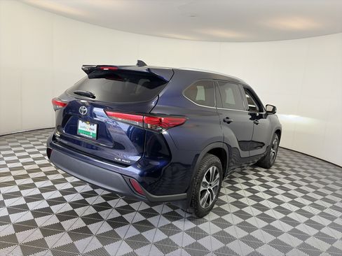 Used 2022 Toyota Highlander XLE AWD/4WD image 11