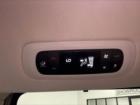 Used 2024 Chrysler Pacifica Touring-L image 10