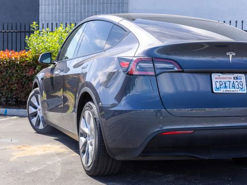 Used 2020 Tesla Model Y Long Range image 16