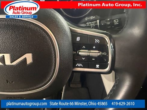 Used 2023 Kia Carnival EX FWD image 17