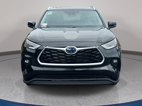 Used 2023 Toyota Highlander Bronze Edition FWD image 2