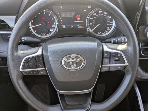 Used 2023 Toyota Highlander L image 13