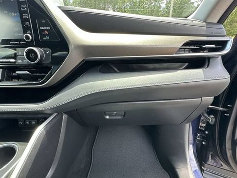 Used 2021 Toyota Highlander XLE AWD/4WD image 28