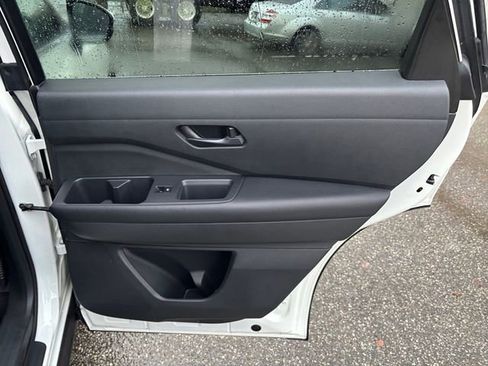 Used 2024 Nissan Pathfinder SV image 18