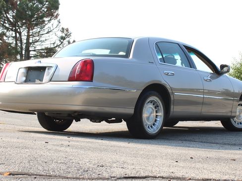 Used 2002 Lincoln Town Car Executive RWD image 30