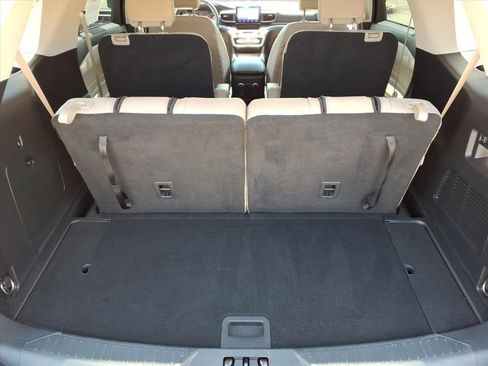 Used 2022 Ford Explorer XLT AWD/4WD image 16