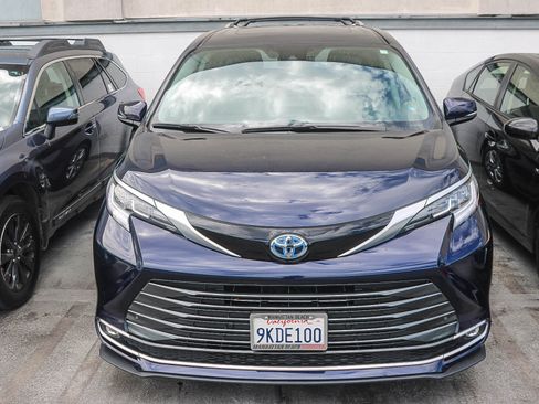 Used 2024 Toyota Sienna Limited FWD image 3