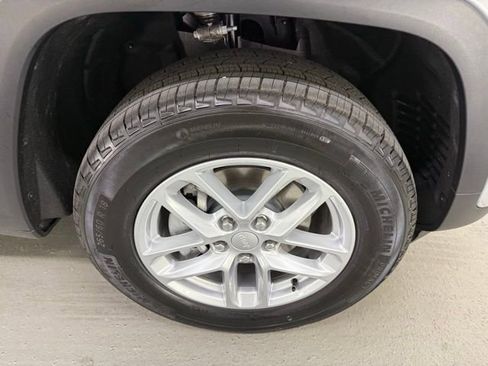 New 2025 Jeep Grand Cherokee Laredo image 4