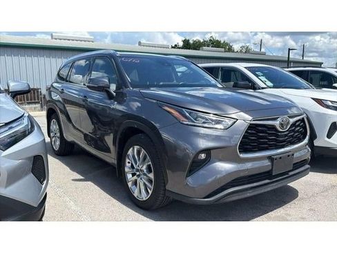 Certified 2021 Toyota Highlander Limited AWD/4WD image 3