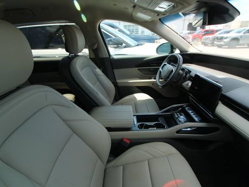 Used 2024 Lincoln Nautilus Premier AWD/4WD image 18