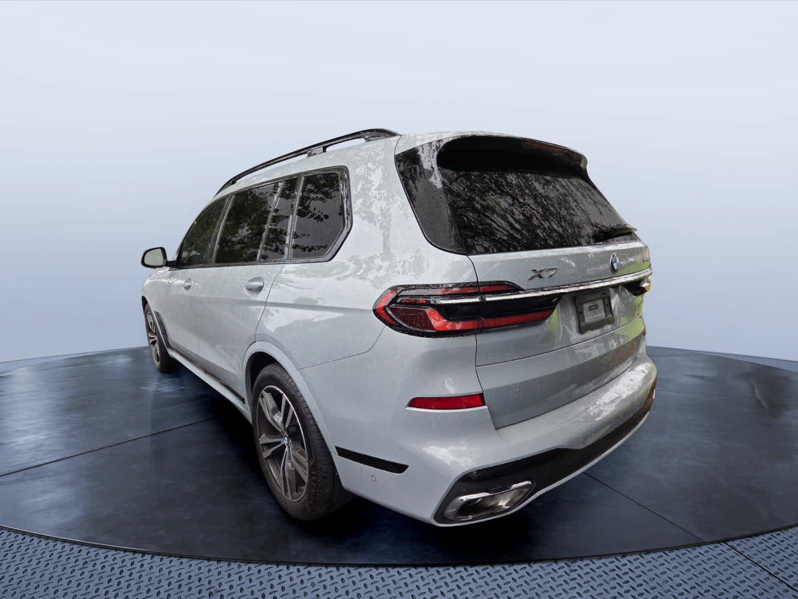 Used 2024 BMW X7 xDrive40i w/ M Sport Package AWD/4WD image 3