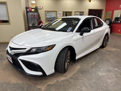 Used 2023 Toyota Camry SE w/ Convenience Package image 3