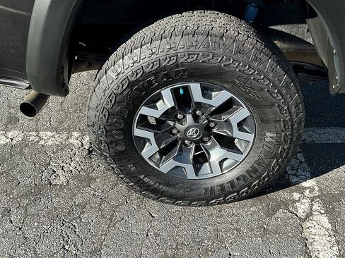 Used 2023 Toyota Tacoma TRD Off-Road image 9