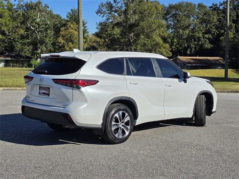 Used 2023 Toyota Highlander XLE image 5