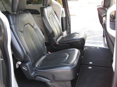 Used 2018 Chrysler Pacifica Limited FWD image 26