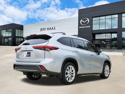 Used 2023 Toyota Highlander Limited FWD image 3