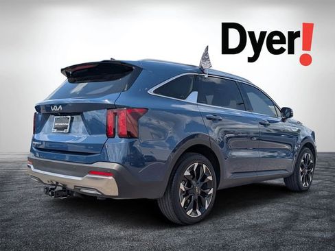 Certified 2025 Kia Sorento EX image 3