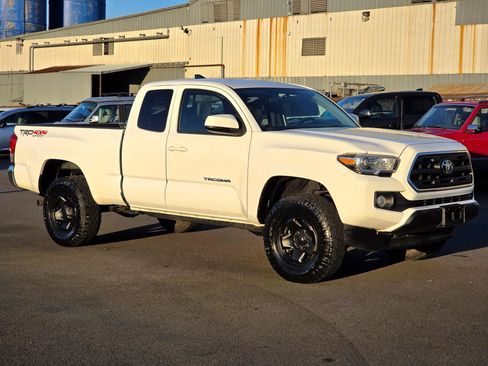 Used 2016 Toyota Tacoma SR5 AWD/4WD image 1