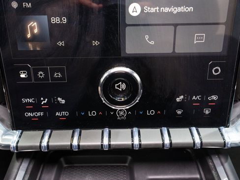 Used 2026 GMC Acadia Elevation w/ Elevation Premium Package FWD image 22