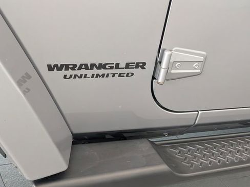 Used 2017 Jeep Wrangler Unlimited Rubicon w/ Connectivity Group image 6