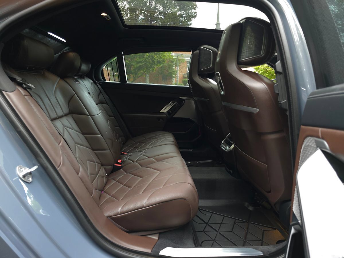 Used 2024 BMW i7 xDrive60 AWD/4WD image 19