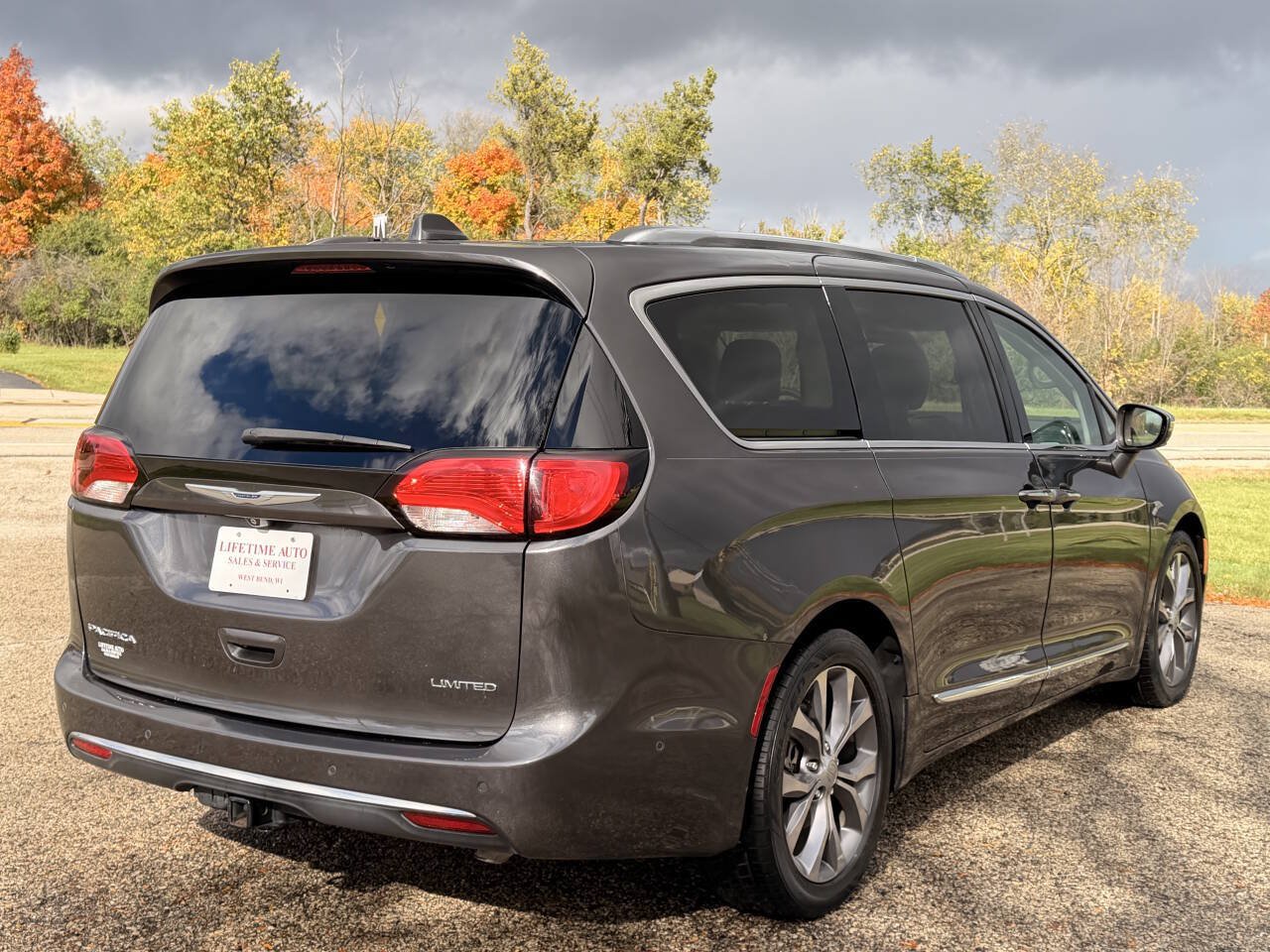 Used 2019 Chrysler Pacifica Limited w/ Tire & Wheel Group FWD image 5