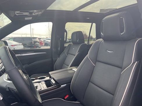 Used 2025 Cadillac Escalade Premium Luxury AWD/4WD image 20