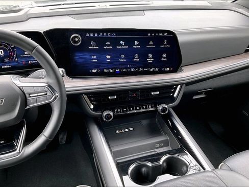 Used 2025 Chevrolet Suburban Premier AWD/4WD image 8