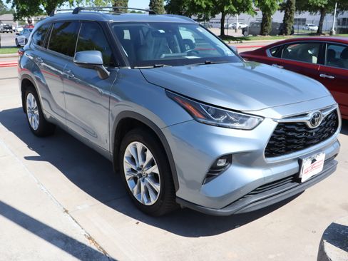 Used 2021 Toyota Highlander Limited image 2