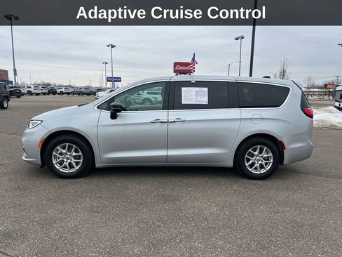 Used 2024 Chrysler Pacifica Touring-L image 2