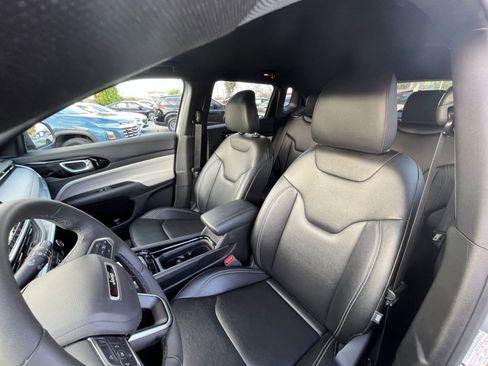 Used 2025 Jeep Compass Limited image 36