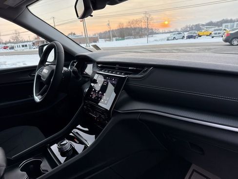 Used 2024 Jeep Grand Cherokee Laredo X image 48