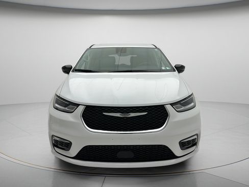 Used 2024 Chrysler Pacifica Touring-L FWD image 2