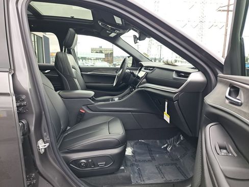 New 2025 Jeep Grand Cherokee Limited w/ MOPAR Finishing Package AWD/4WD image 16