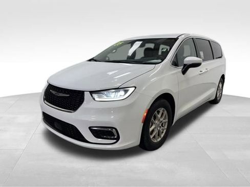 Used 2023 Chrysler Pacifica Touring-L FWD image 2