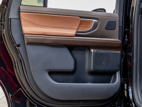 Used 2025 Ford Expedition Max King Ranch image 39