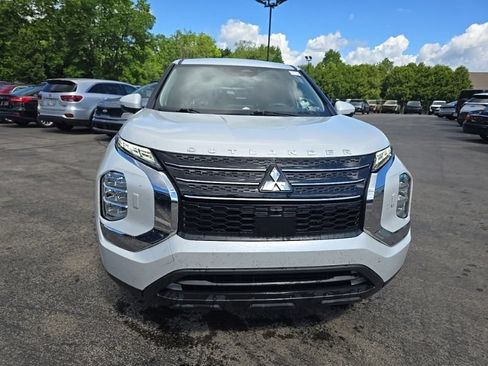 Used 2023 Mitsubishi Outlander ES AWD/4WD image 2
