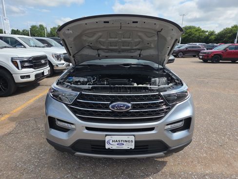 Used 2020 Ford Explorer XLT w/ Equipment Group 202A AWD/4WD image 12